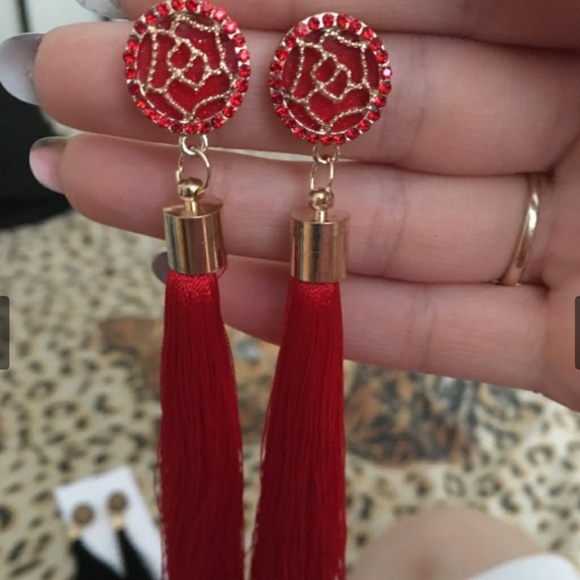 Jewelry - ❤Host Pick❤Statement drop tassel earring